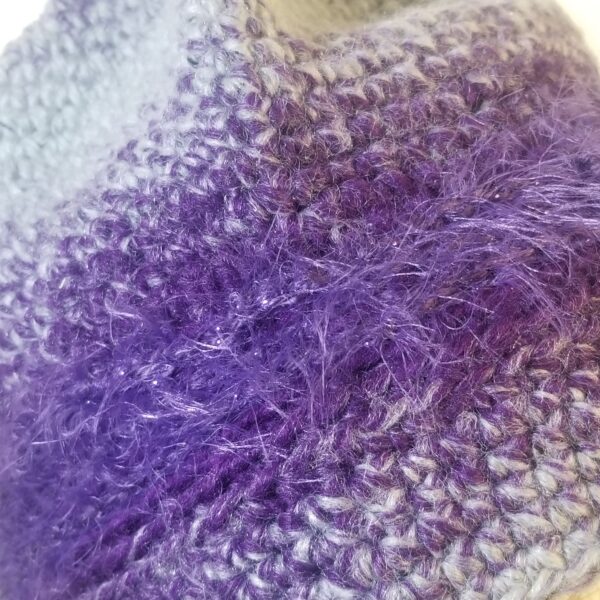 mauve beanie 1 close up of yarns